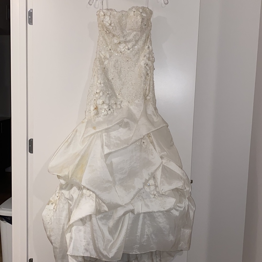 Absolutely beautiful wedding dress with amazing details . Size 6